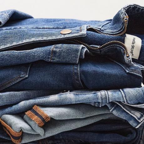 Hromada džínsových džínsov