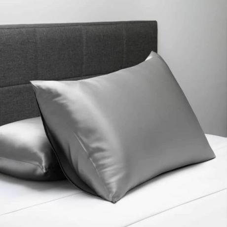 Sarung bantal sutra abu-abu perak terbaik di tempat tidur dengan kepala tempat tidur hitam 