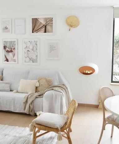 Le Feu væghængt moderne pejseidé i hvid og cremefarvet stue