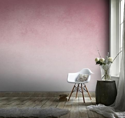 rózsaszín tónusú ombre hatású fal fehér szék zsámolyával és hordóasztallal