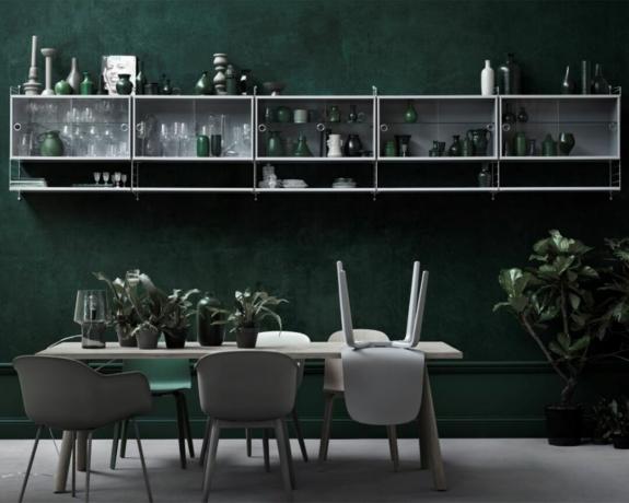 רעיון לקיר חדר אוכל עם צבע קיר ירוק אזמרגד ומדפים מודולריים לבנים