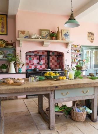 stół i aga w kolorowej niedostosowanej kuchni w jakobińskim dworze