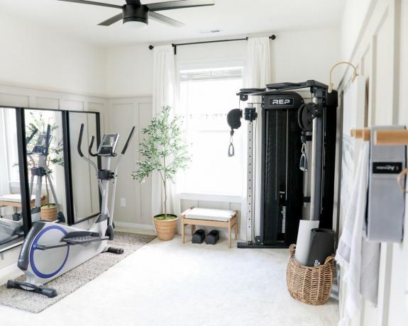 domowa siłownia z miejscem do przechowywania, lustrzaną ścianą i podłogą – Jenna Pierce