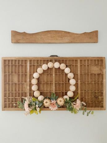 DIY efterårskrans med perler hængende indendørs