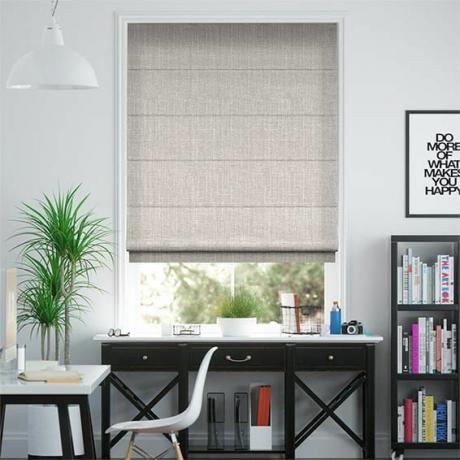 tenda a pacchetto in tono di grigio in home office di blinds 2 go