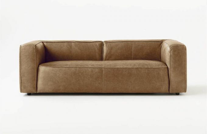 Un moderno divano in pelle marrone chiaro a basso profilo