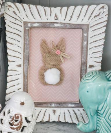DIY burlap kanin med bomullshale i fotoramme.