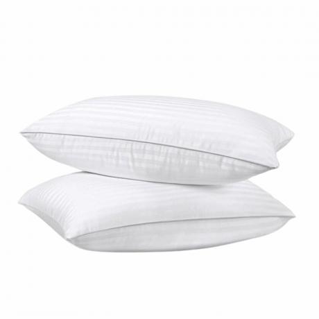 Dva bijela jastuka naslagana jedan na drugi