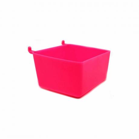 Un piccolo cesto portaoggetti rosa