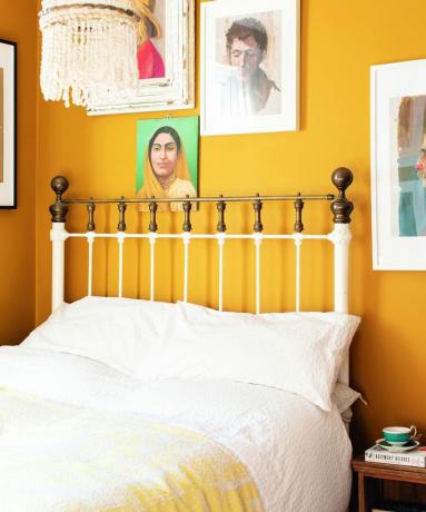 Donaldsoni kollane magamistuba raamitud seinakunstiga