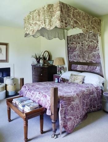 cama com cortinas toile de Jouy em casa de fazenda