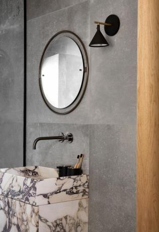 „Nest“ vonios kambarys su marmurine kriaukle