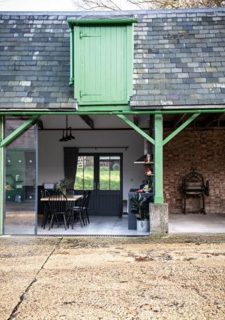 Sophie et George Pound ont transformé une grange négligée dans l'est du Kent en maison familiale, créant un style de vie à la campagne sur lequel Enid Blyton aurait pu écrire