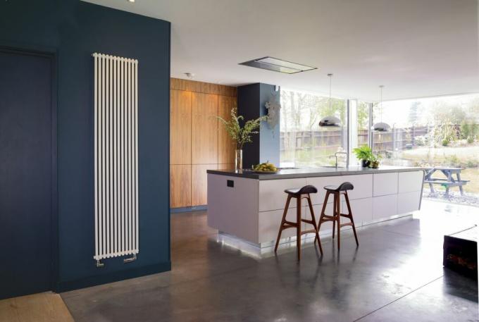 Bisque radiator in moderne keuken