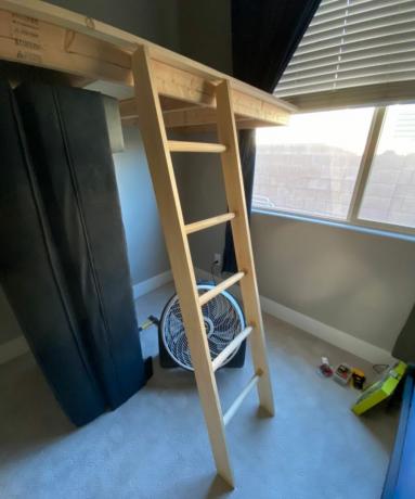 stege på en DIY loftsäng i ett sovrum - Brooke Waite
