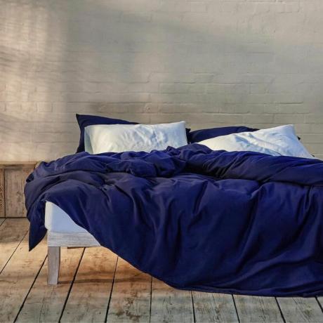 Kuschelige blaue Bettwäsche, eine Kombination aus Marineblau und Hellblau 