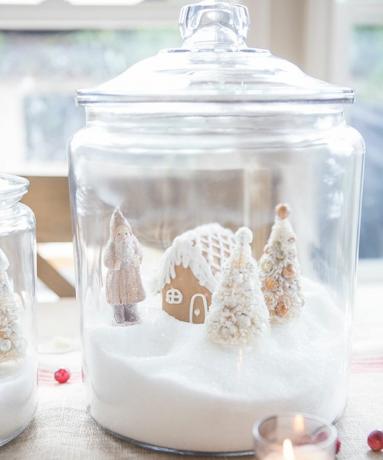 DIY glasskrukker fylt med hvit vinterscene