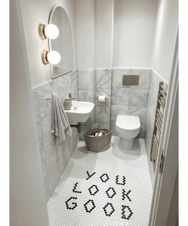 ห้องน้ำขาวดำพร้อมพื้นกระเบื้องโมเสค 'คุณดูดี' โดย @nina_moves_in