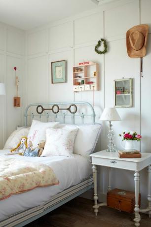 Kinderbett in einem weiß getäfelten Zimmer