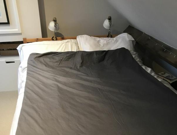 Manta con peso Simba Orbit en medio de una cama doble
