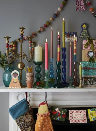 caminetto con candelieri colorati e decorazioni natalizie