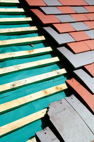 Al volver a techar, las tejas generalmente se fijan sobre una base o fieltro para techos