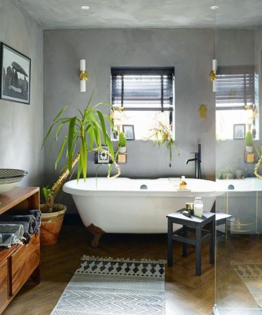 Priestranná kúpeľňa Ellie Rowley-Conwy je kombináciou moderných povrchových úprav a exotických prvkov