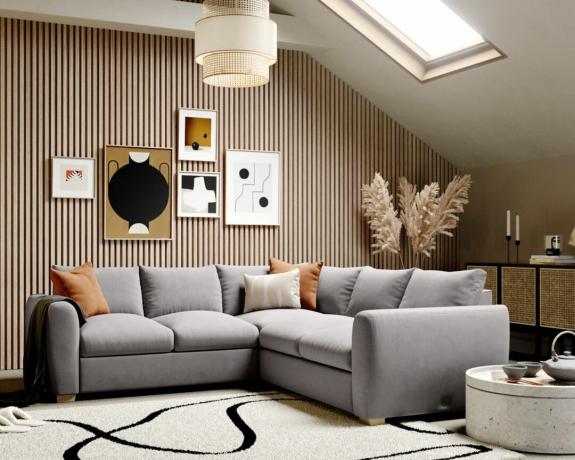 Um sofá de canto de veludo cinza em um apartamento moderno