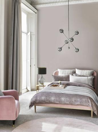 John Lewis verlichting in een roze slaapkamer