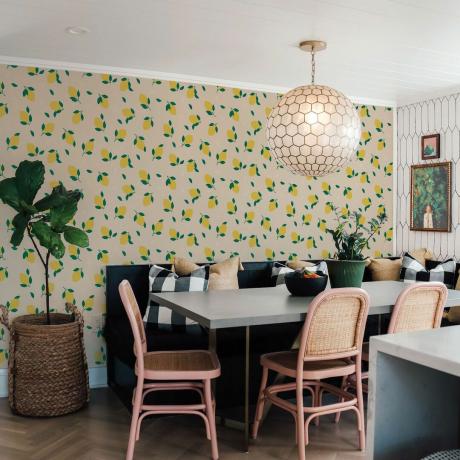 Virtuvės užsklanda su citrinos žievelės tapetais
