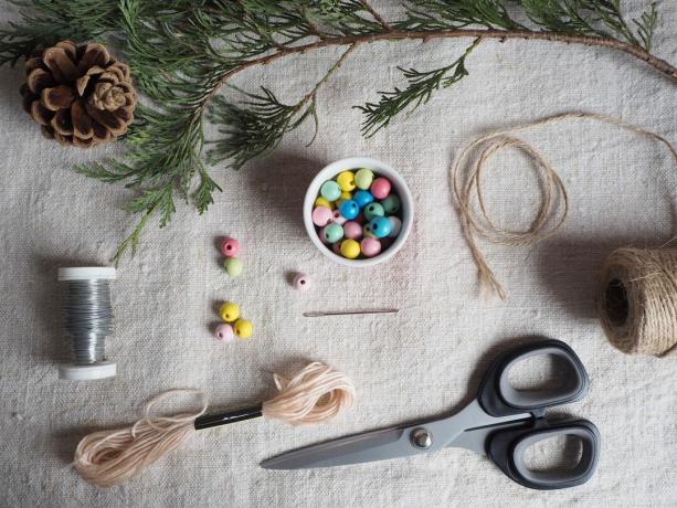 Dekorasi manik-manik Natal gaya Scandi selangkah demi selangkah