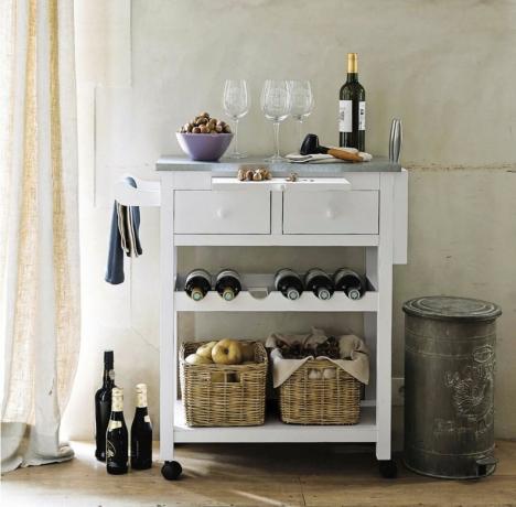 Baltas medinis virtuvės vežimėlis su vyno stovu