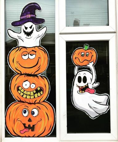 Halloweenske nápady na zdobenie okien s maľovanou tekvicou a duchmi