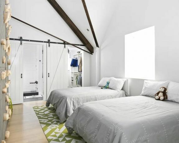 Idéer for felles soverom: Hvitt barnesoverom med låvedører av Linc Thelen Design og Scrafano Architects