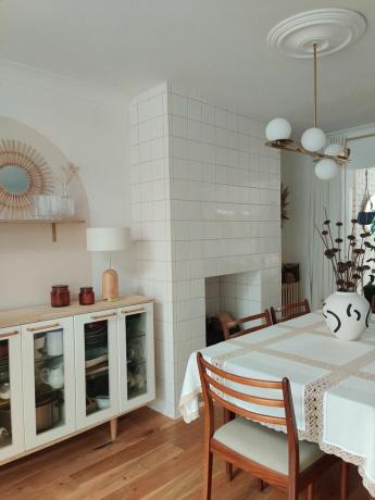ruokasali, jossa valkoinen laatoitettu takka - Jo Lemos
