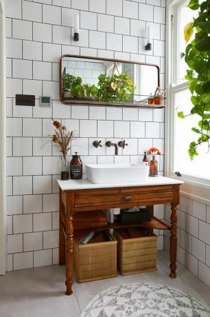 Drąsios schemos ir sumanių erdvę taupančių idėjų dėka Barbaros Davidson vonios kambarys yra įrodymas, kad geri daiktai pateikiami mažose pakuotėse