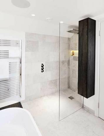 Schlafzimmer-Suite im skandinavischen Stil mit fast rahmenloser Dusche