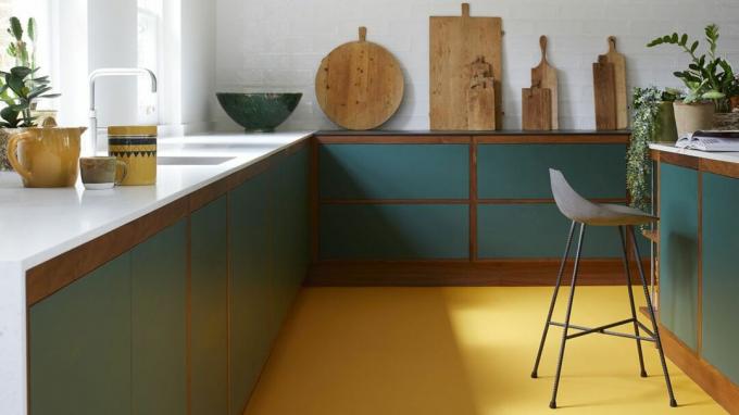 Gele vloer in een groene keuken