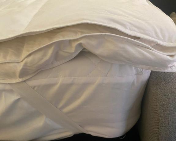 Dusk Supreme-Matratzenauflagen aus Gänsedaunen und -federn sowie elastische Bänder am Bett