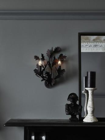 Díszes fali világítás a hagyományos szürke nappaliban