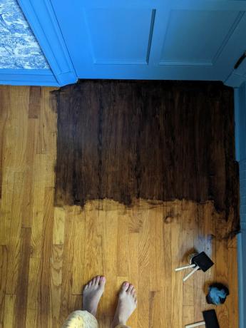 lantai kayu diwarnai dengan noda gel