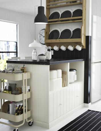Ράφια αποθήκευσης Ikea ως χερσόνησος σε μια κουζίνα