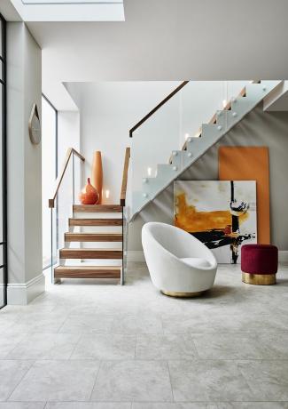 Moderne Treppe im Flur mit Steinboden, orangefarbenen Akzenten