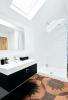 חקר מקרה לחדר אמבטיה: עיצוב מונוכרום עם ריצוף אמירה