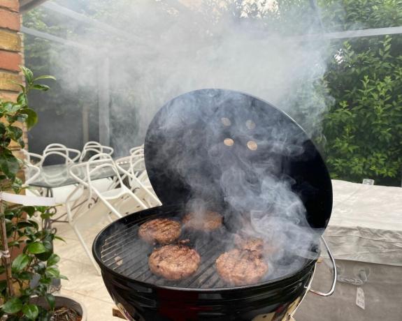 Weber Smokey Joe BBQ готовит гамбургеры с дымом