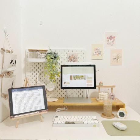 Ein süßer Schreibtisch mit Computermonitor, Tastatur, Maus und Stecktafel