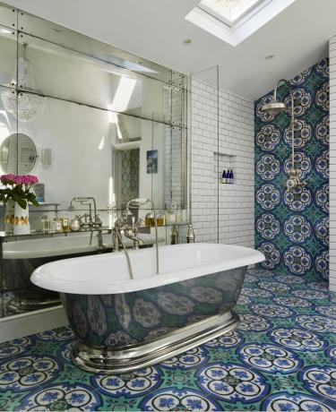 vzorovaná kachlová koupelna s otevřeným sprchovým koutem a volně stojící vanou a zrcadlovou stěnou od Drummonds