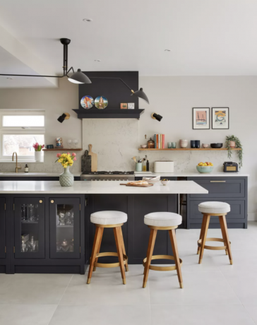 ห้องครัวสีดำกับผนังและพื้นสีขาว