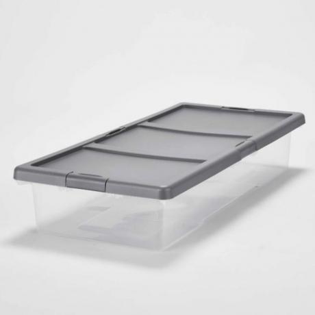 Una caja de almacenamiento transparente debajo de la cama con una tapa gris