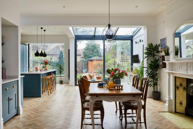 Andrew ve Katie White'ın kış bahçesi tarzı mutfak uzantısı, Lewisham'daki Edward dönemine ait evlerine parlak, sempatik bir ektir.